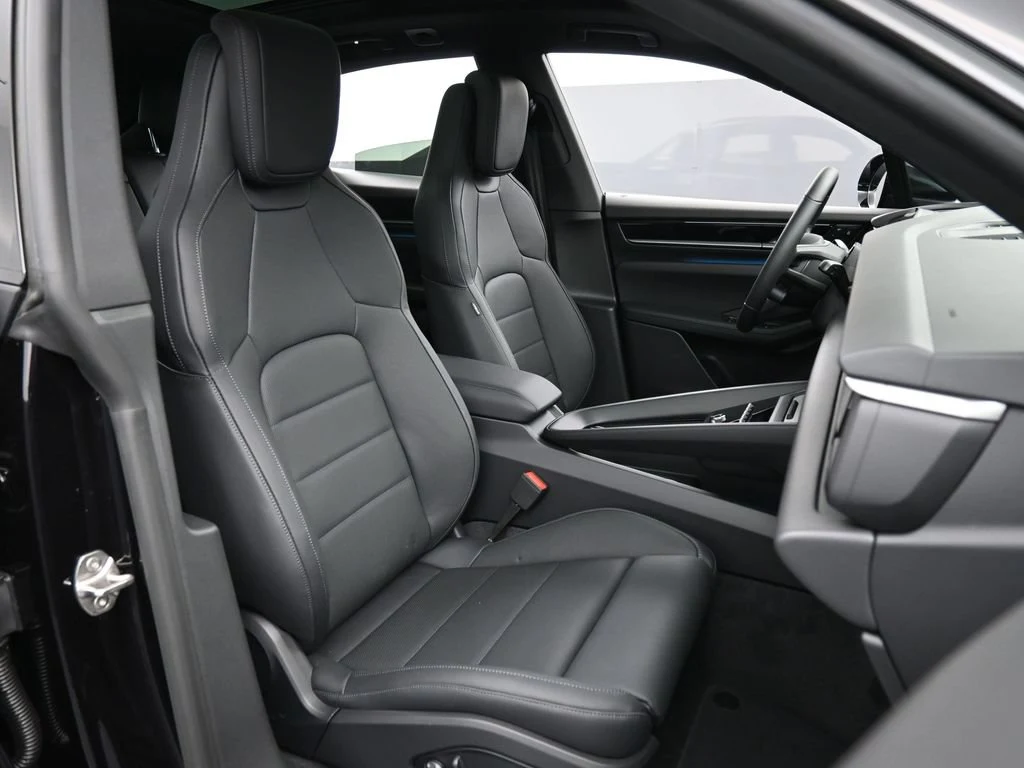 2026 Porsche Macan 4 Electric interior, seats