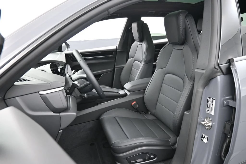 2026 Porsche Macan 4 Electric interior, seats, Black