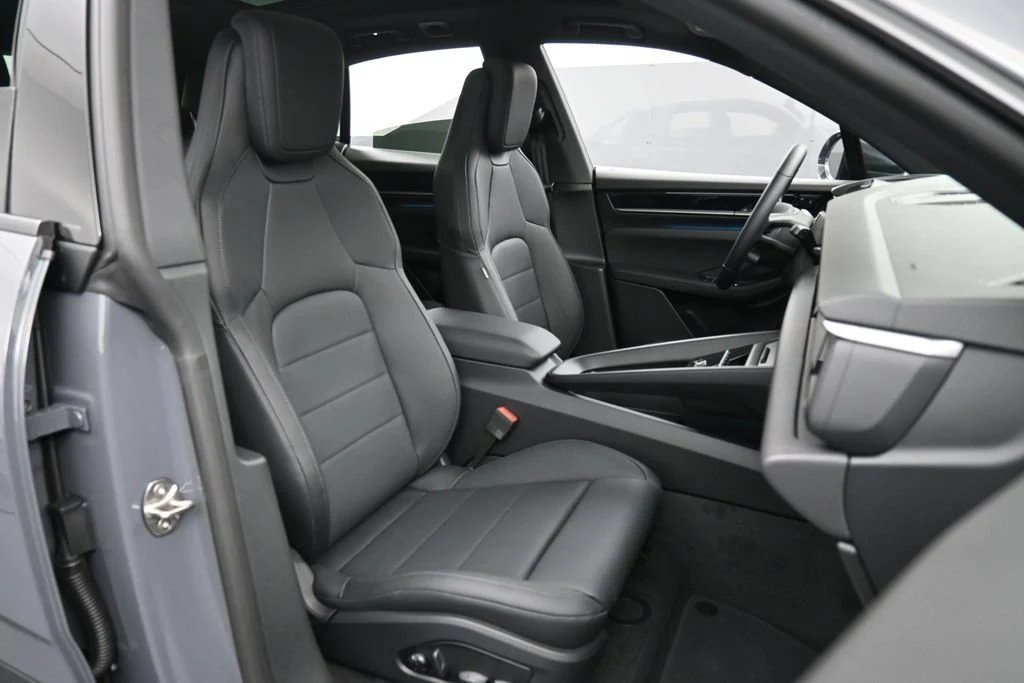 2026 Porsche Macan 4 Electric interior, seats, Black