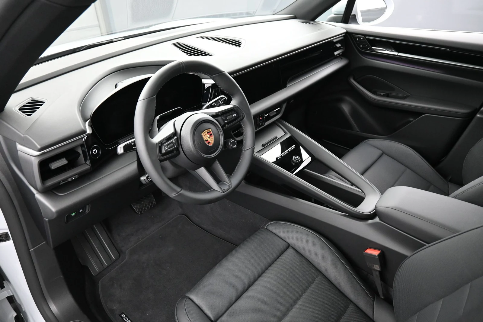2026 Porsche Macan 4 Electric interior, Black