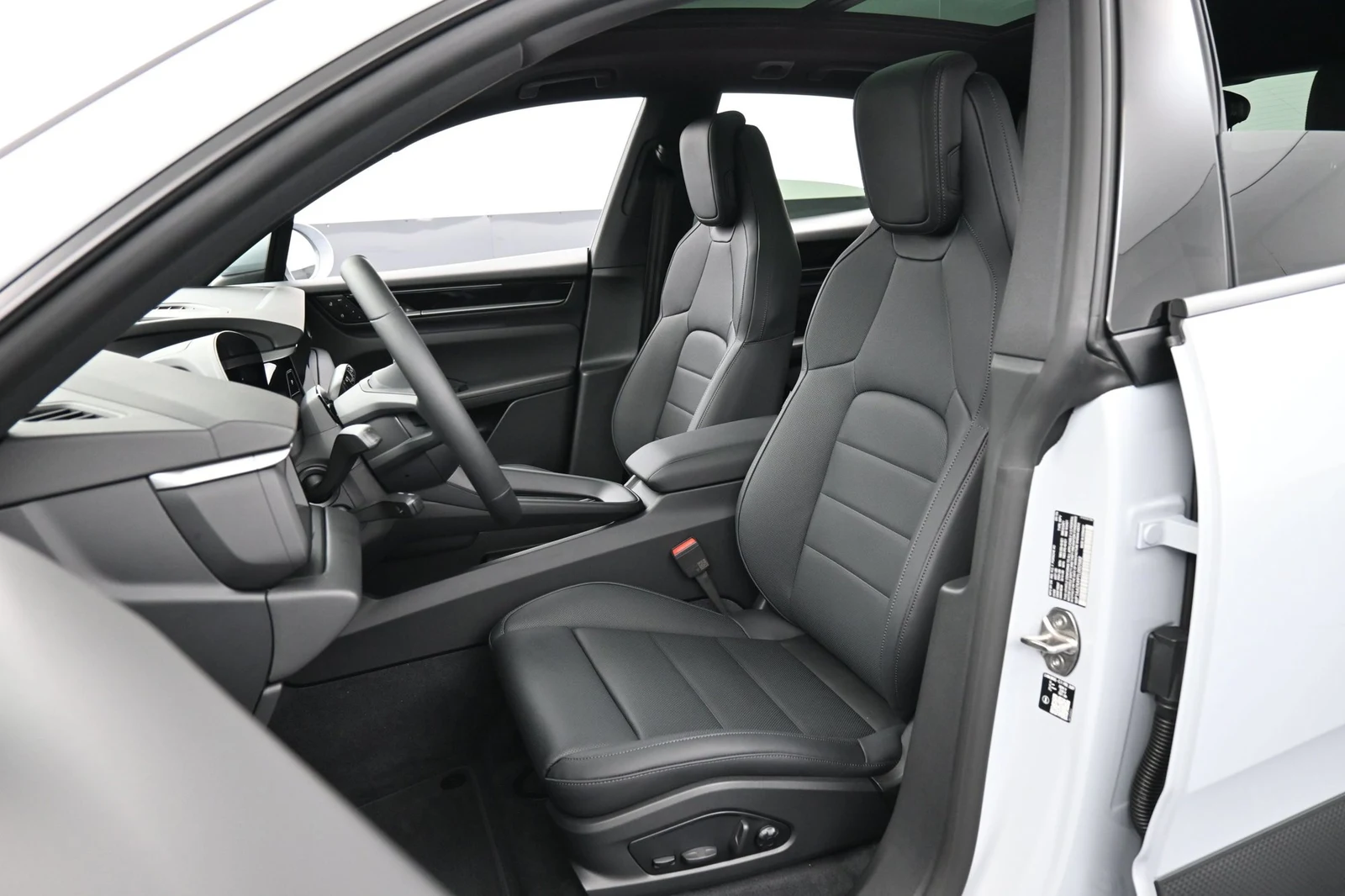 2026 Porsche Macan 4 Electric interior, seats, Black