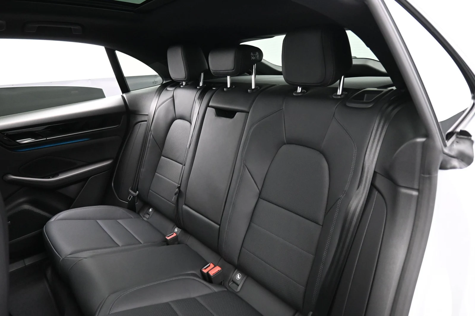 2026 Porsche Macan 4 Electric interior, seats, Black