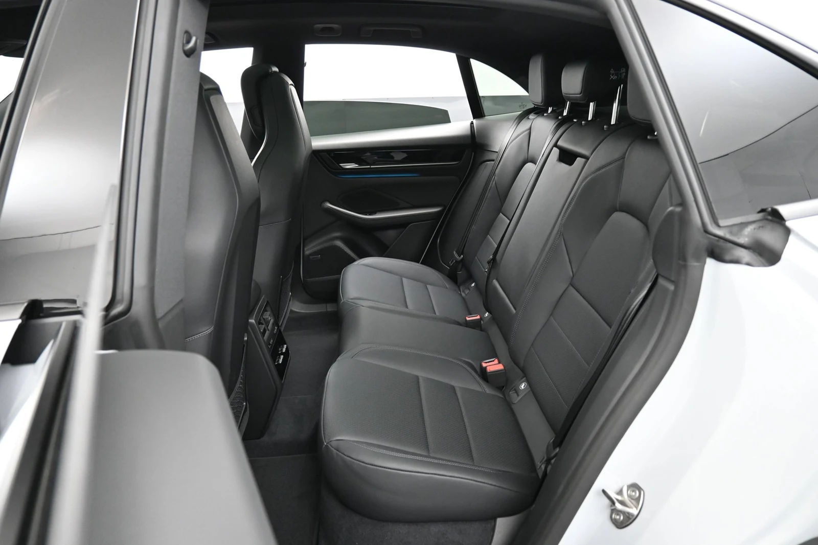 2026 Porsche Macan 4 Electric interior, seats, Black