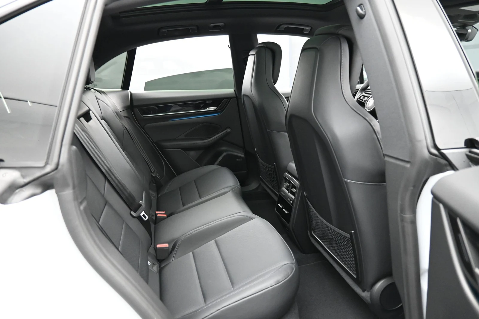 2026 Porsche Macan 4 Electric interior, seats, Black