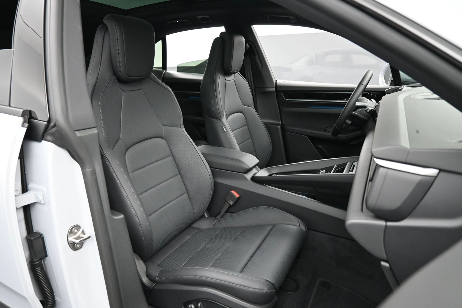 2026 Porsche Macan 4 Electric interior, seats, Black