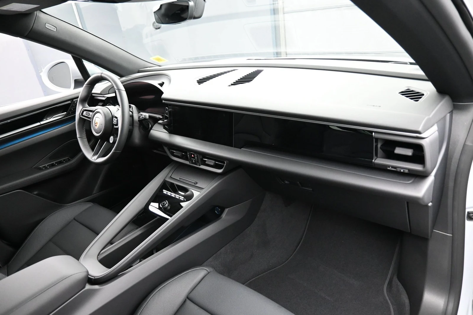 2026 Porsche Macan 4 Electric interior, Black