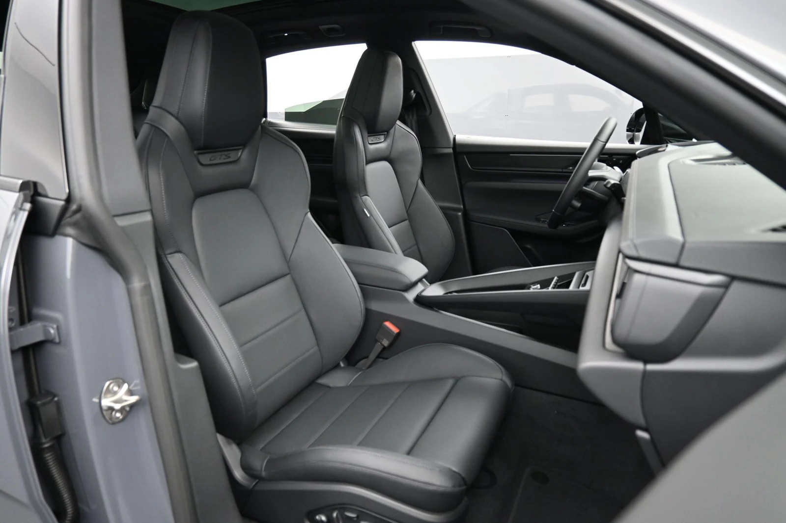 2026 Porsche Macan GTS Electric interior, seats, Black