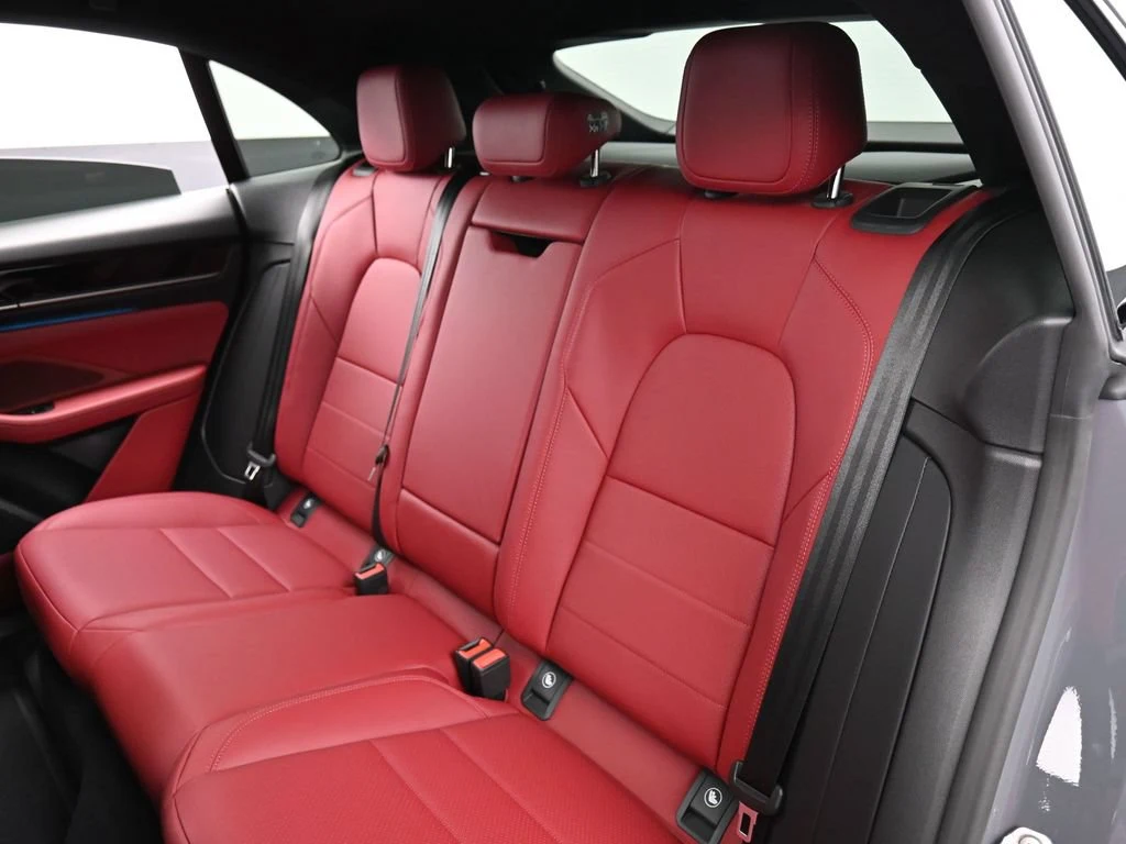 2026 Porsche Macan 4 Electric interior, seats, Black/Bordeaux Red