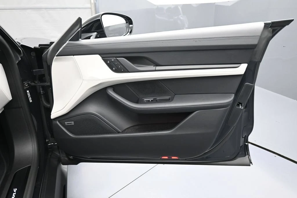 2026 Porsche Taycan 4 interior, door panel, Black/Chalk