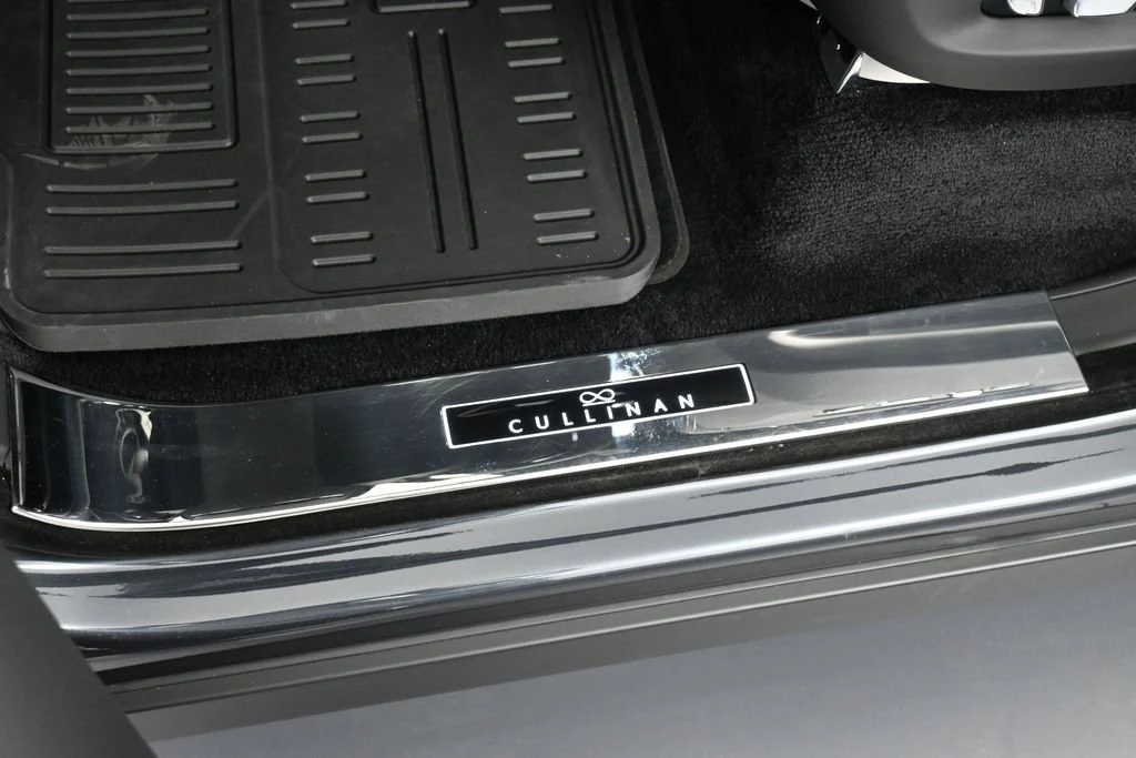 2024 Rolls-Royce Black Badge Cullinan interior, door sill, Black