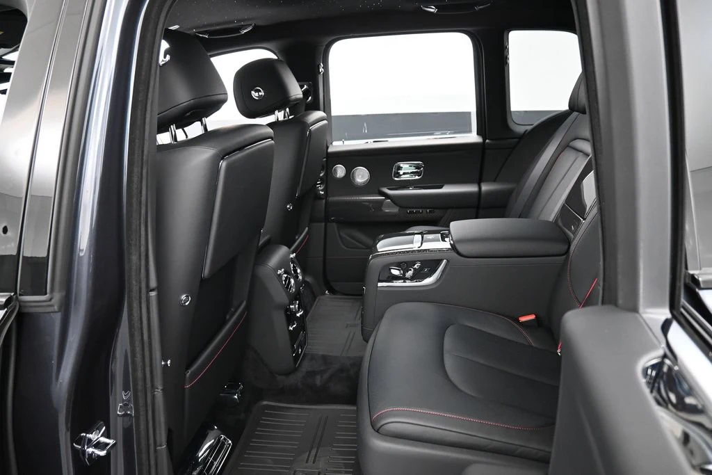 2024 Rolls-Royce Black Badge Cullinan interior, seats, Black