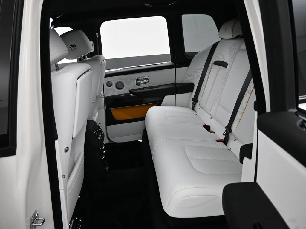 2026 Rolls-Royce Black Badge Cullinan Series II interior, seats, Arctic White and Black