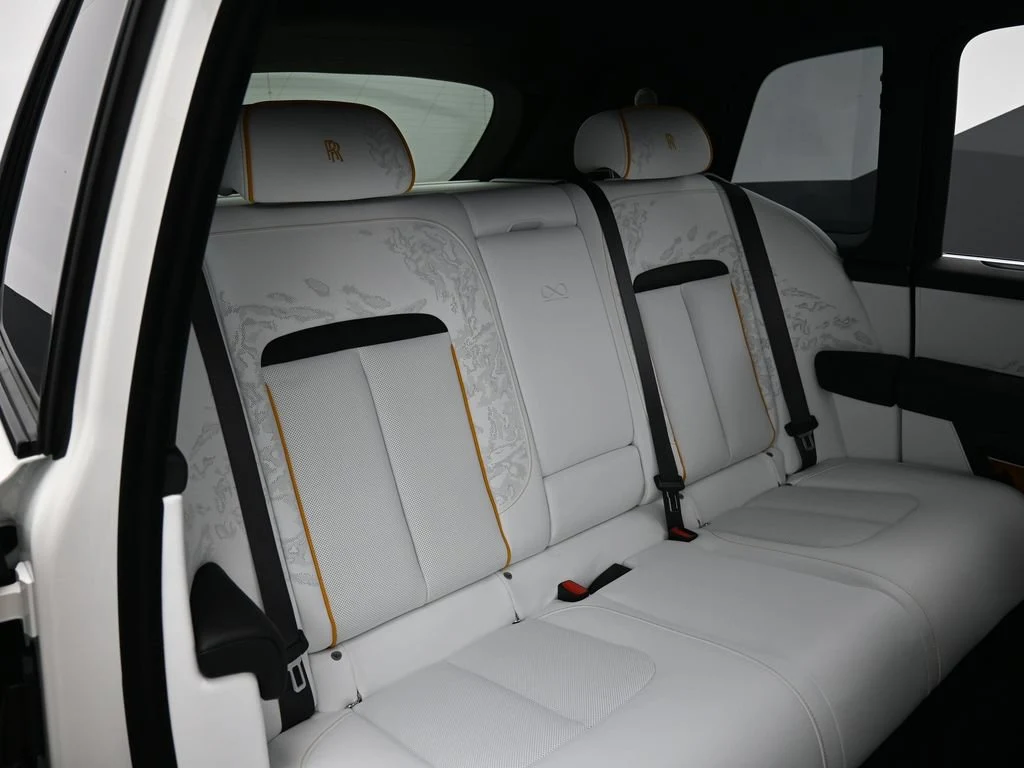 2026 Rolls-Royce Black Badge Cullinan Series II interior, seats, Arctic White and Black