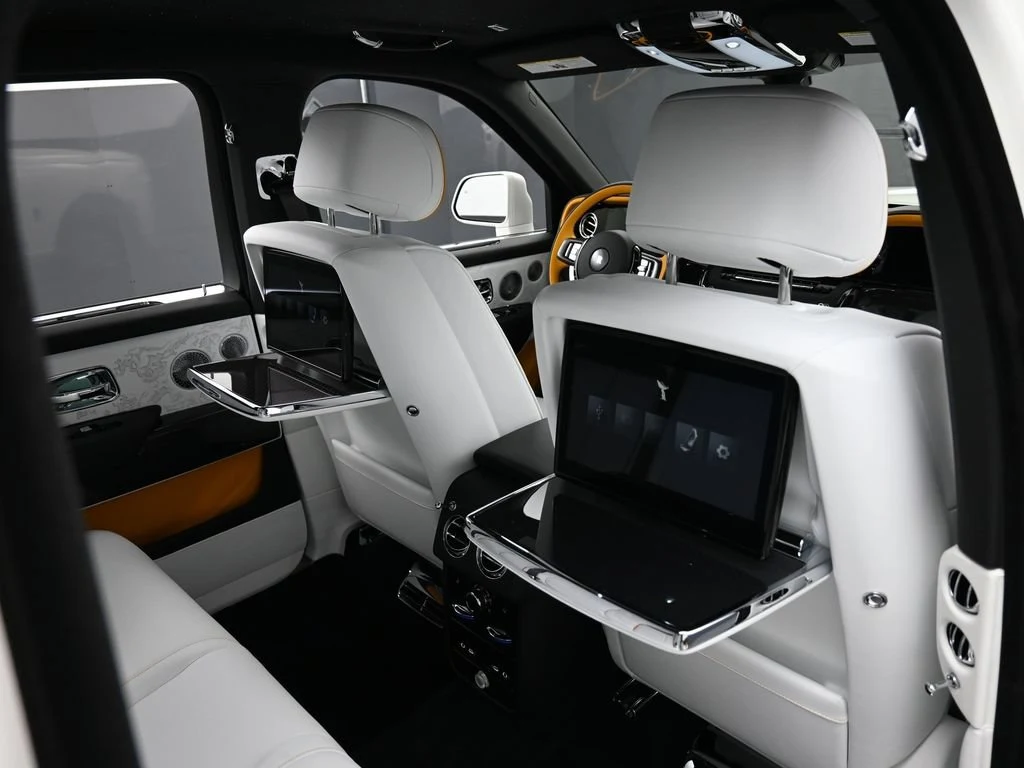 2026 Rolls-Royce Black Badge Cullinan Series II interior, seats, Arctic White and Black