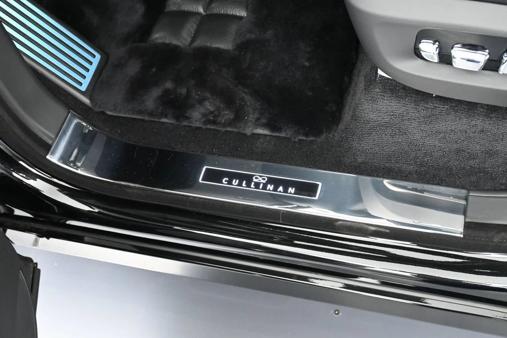 2027 Rolls-Royce Black Badge Cullinan Series II interior, door sill