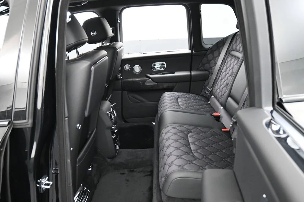 2027 Rolls-Royce Black Badge Cullinan Series II interior, seats