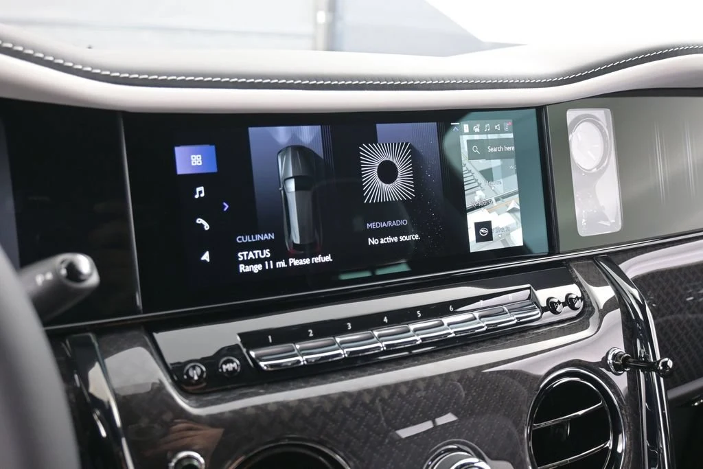 2027 Rolls-Royce Black Badge Cullinan Series II interior, center console