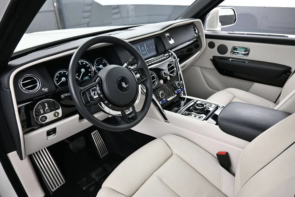 2022 Rolls-Royce Cullinan interior, dashboard, Seashell