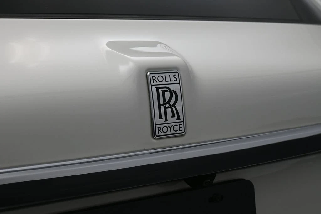 2022 Rolls-Royce Cullinan interior, door sill, Seashell