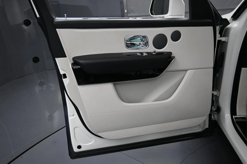 2022 Rolls-Royce Cullinan interior, door panel, Seashell