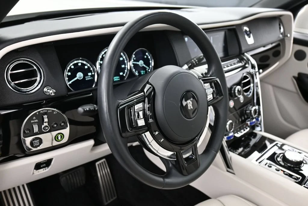 2022 Rolls-Royce Cullinan interior, Seashell