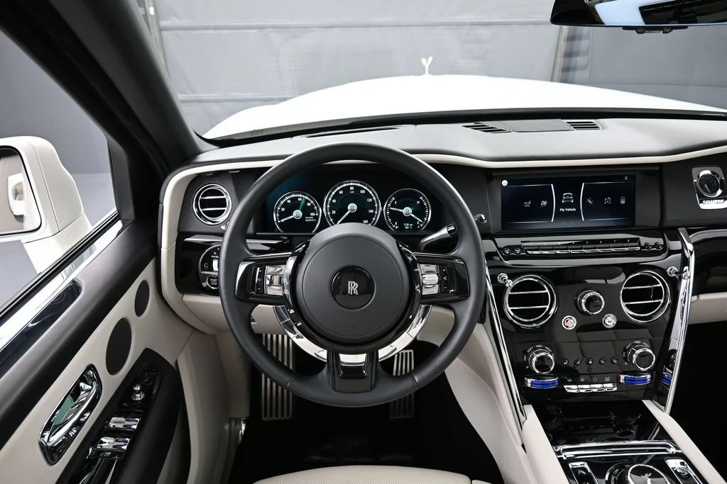2022 Rolls-Royce Cullinan interior, dashboard, Seashell