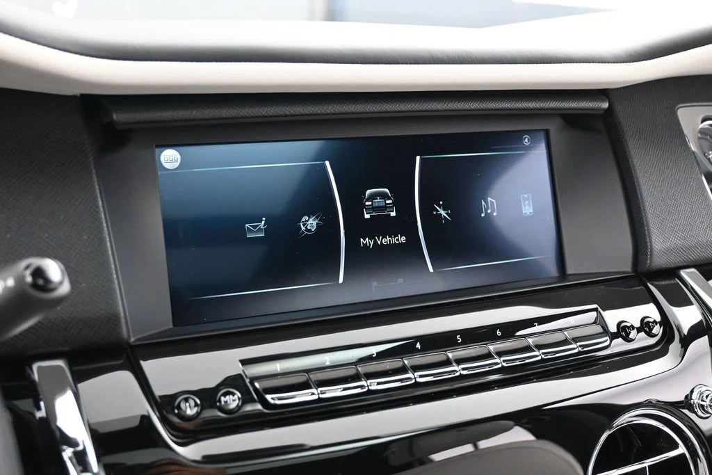 2022 Rolls-Royce Cullinan interior, Seashell