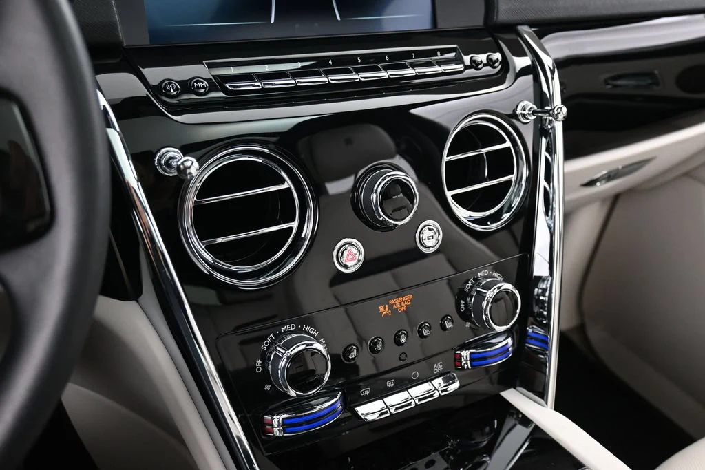 2022 Rolls-Royce Cullinan interior, center console, Seashell