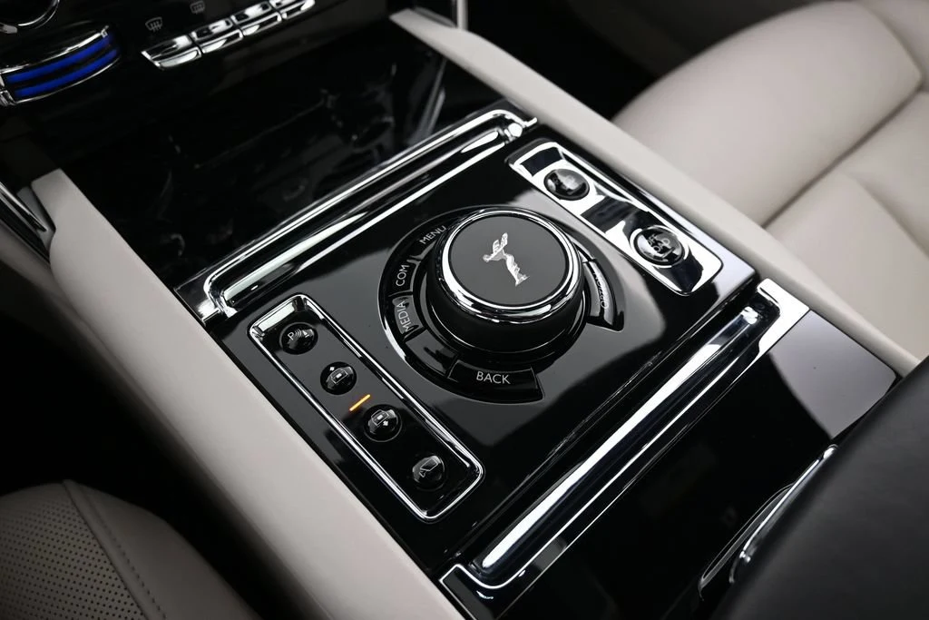 2022 Rolls-Royce Cullinan interior, center console, Seashell