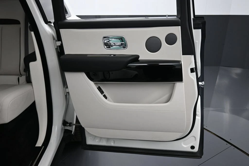 2022 Rolls-Royce Cullinan interior, door panel, Seashell
