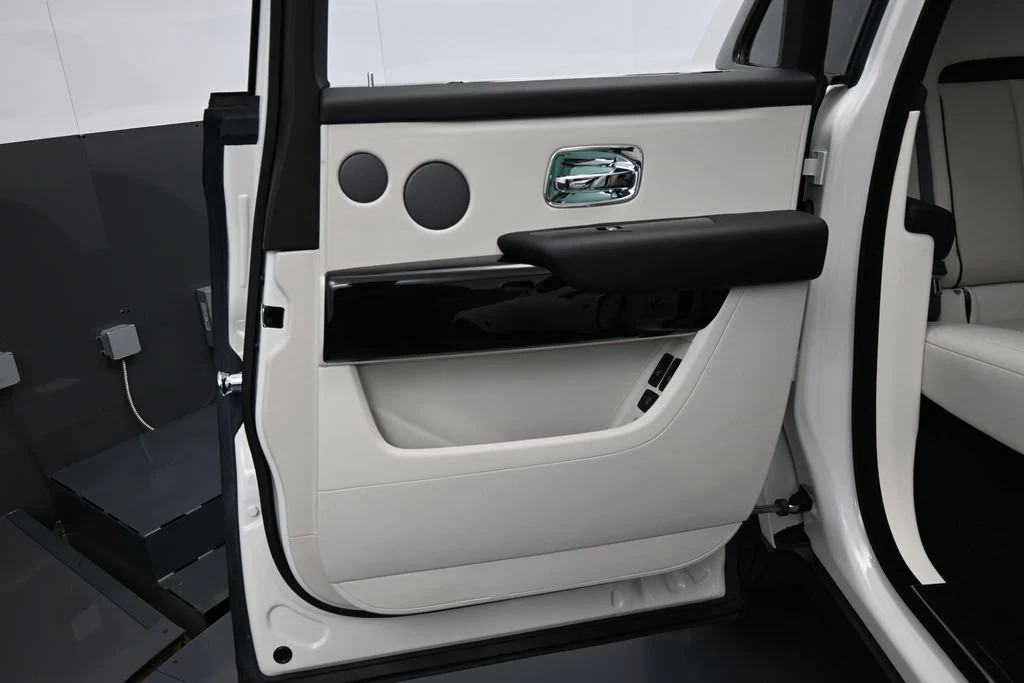 2022 Rolls-Royce Cullinan interior, door panel, Seashell