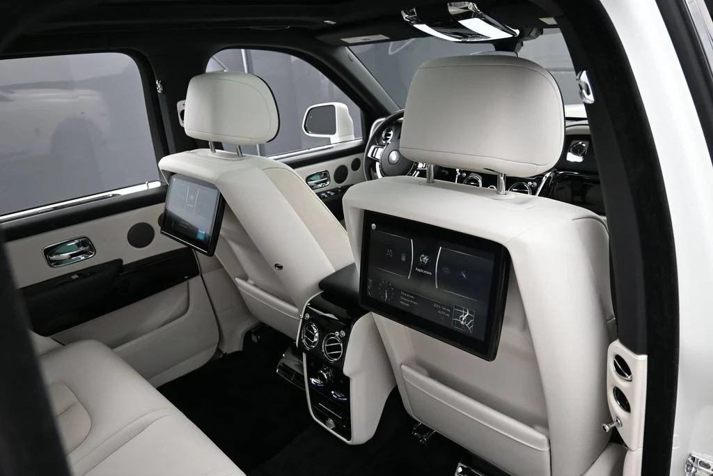 2022 Rolls-Royce Cullinan interior, Seashell