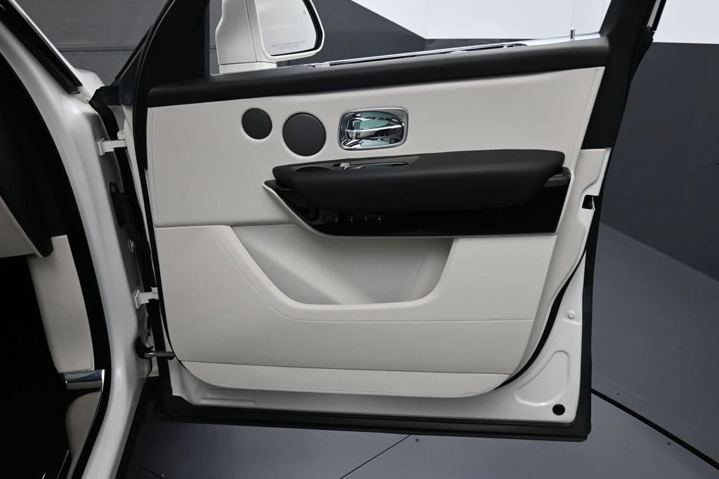 2022 Rolls-Royce Cullinan interior, door panel, Seashell