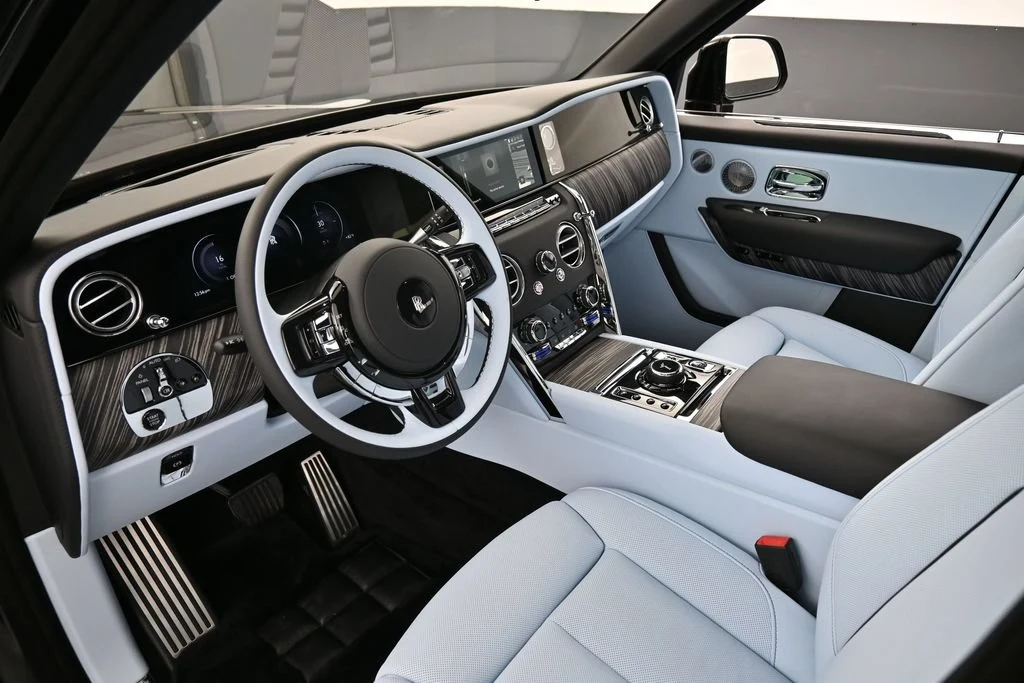 2027 Rolls-Royce Cullinan Series II interior, dashboard, Charles Blue
