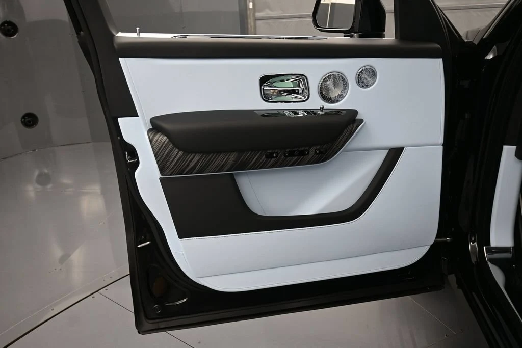 2027 Rolls-Royce Cullinan Series II interior, door panel, Charles Blue