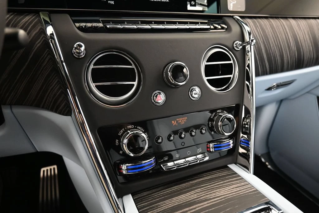 2027 Rolls-Royce Cullinan Series II interior, Charles Blue