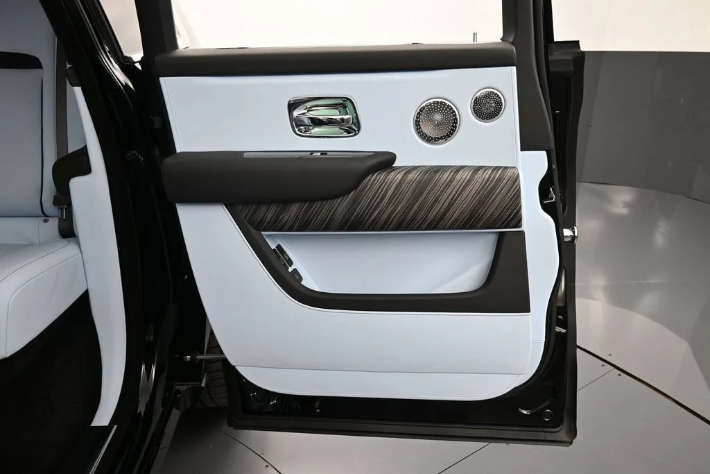 2027 Rolls-Royce Cullinan Series II interior, door panel, Charles Blue