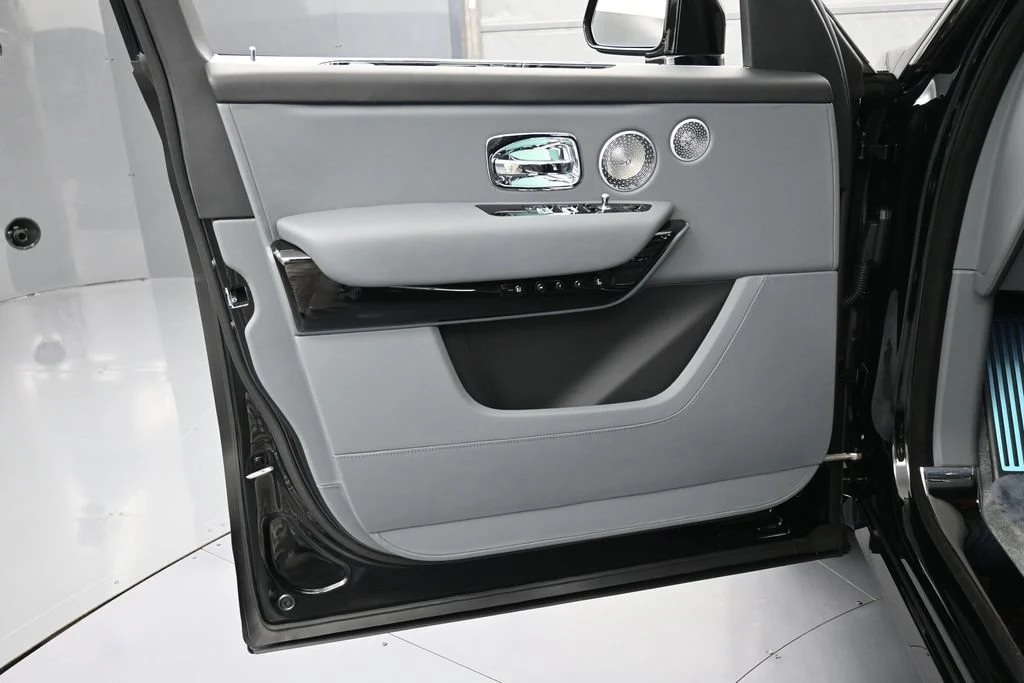 2027 Rolls-Royce Cullinan Series II interior, door panel, Scivaro Gray