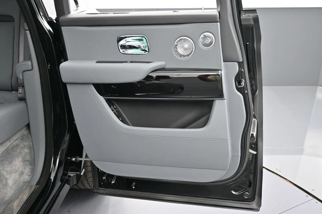 2027 Rolls-Royce Cullinan Series II interior, door panel, Scivaro Gray