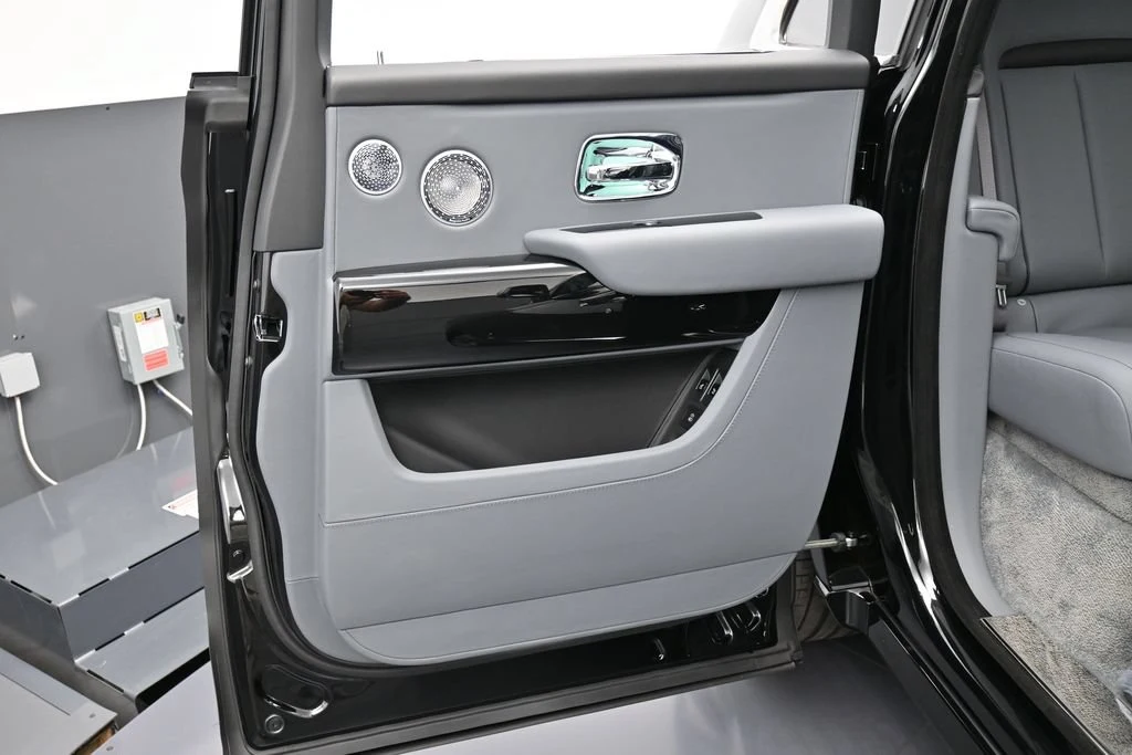 2027 Rolls-Royce Cullinan Series II interior, door panel, Scivaro Gray