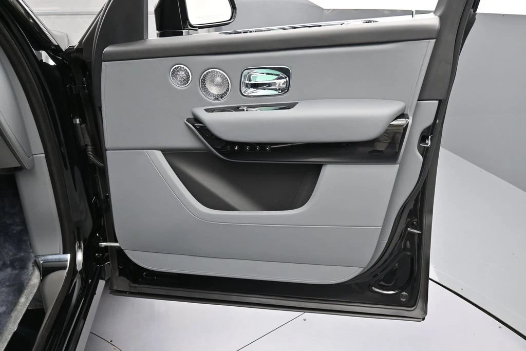 2027 Rolls-Royce Cullinan Series II interior, door panel, Scivaro Gray