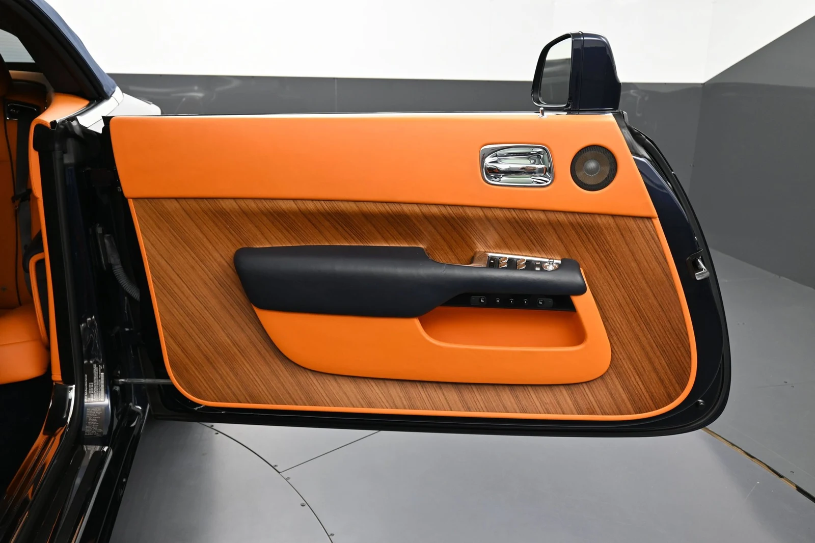 2016 Rolls-Royce Dawn interior, door panel, Mandarin