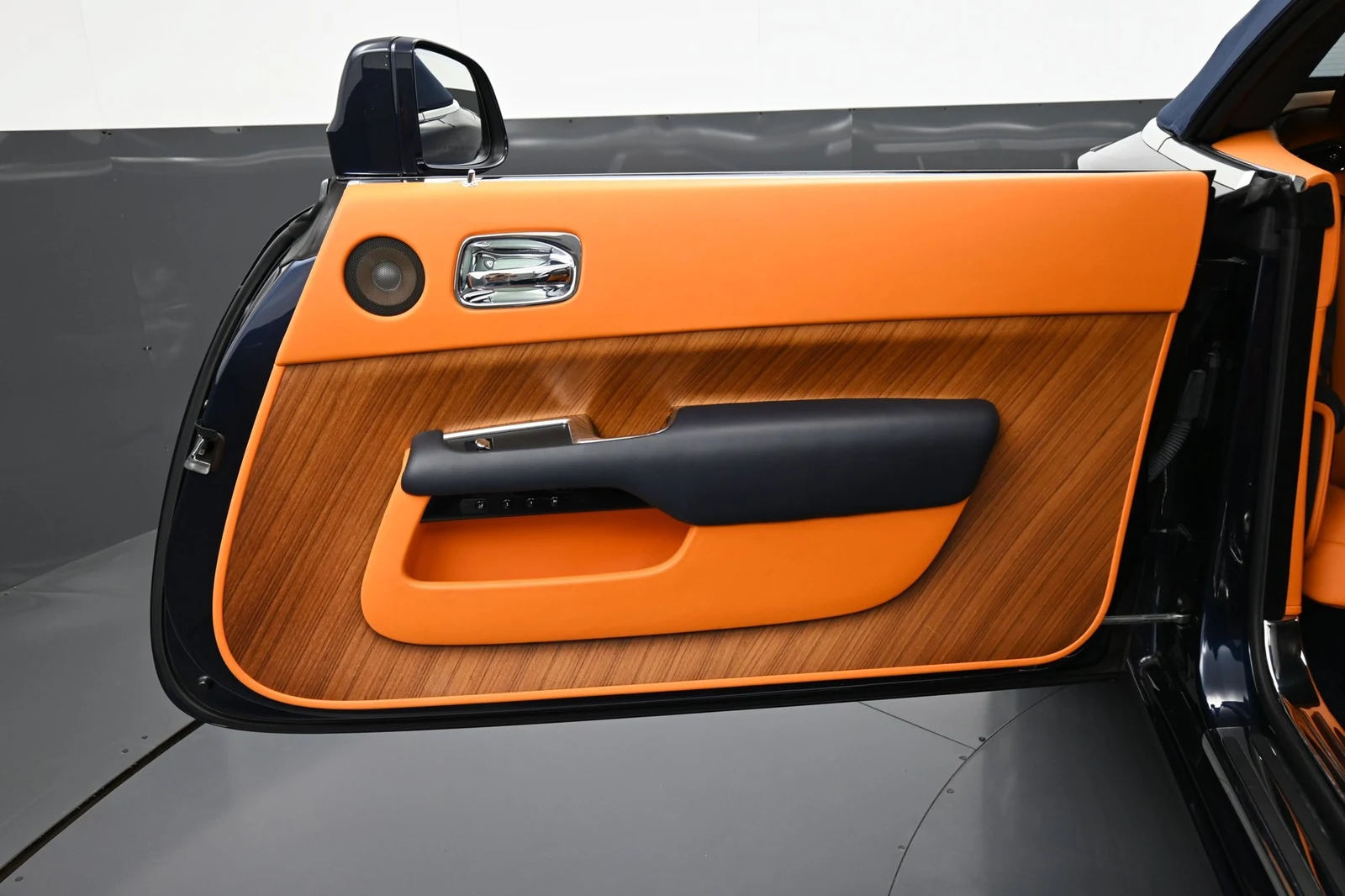 2016 Rolls-Royce Dawn interior, door panel, Mandarin