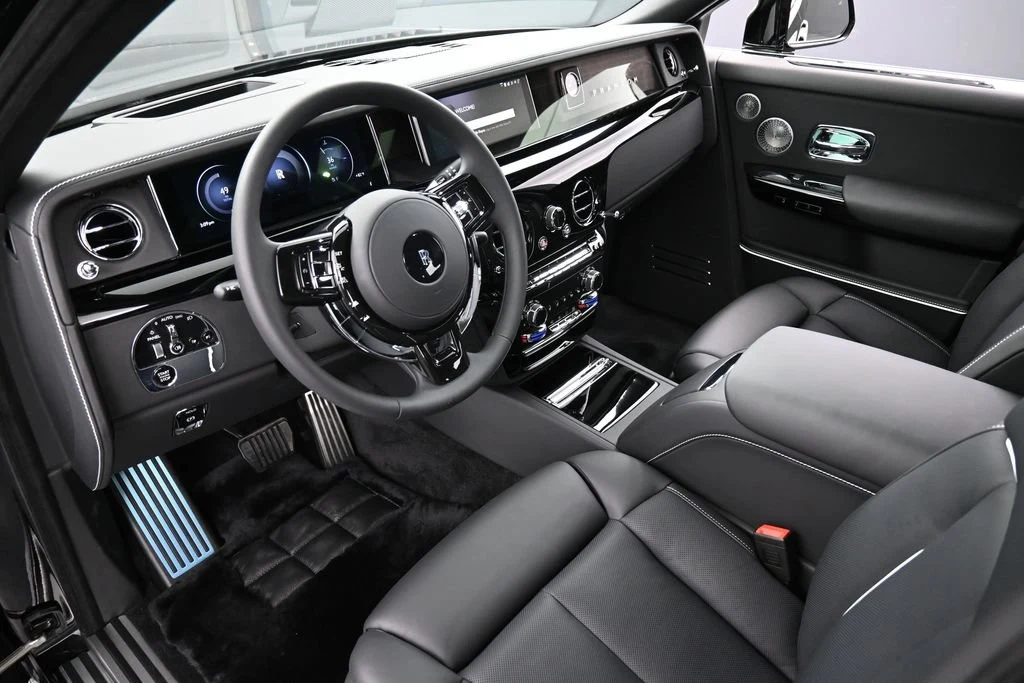 2027 Rolls-Royce Phantom Extended interior, Black