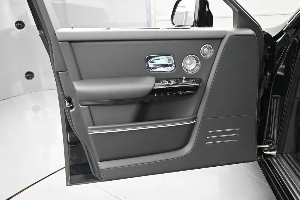 2027 Rolls-Royce Phantom Extended interior, door panel, Black