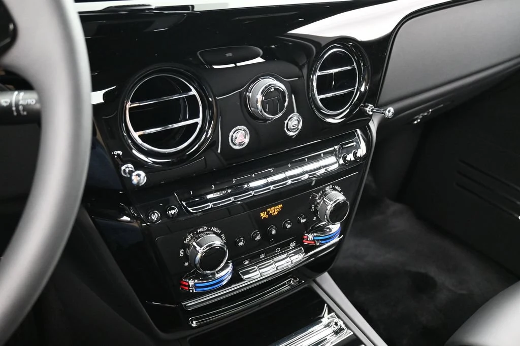 2027 Rolls-Royce Phantom Extended interior, Black