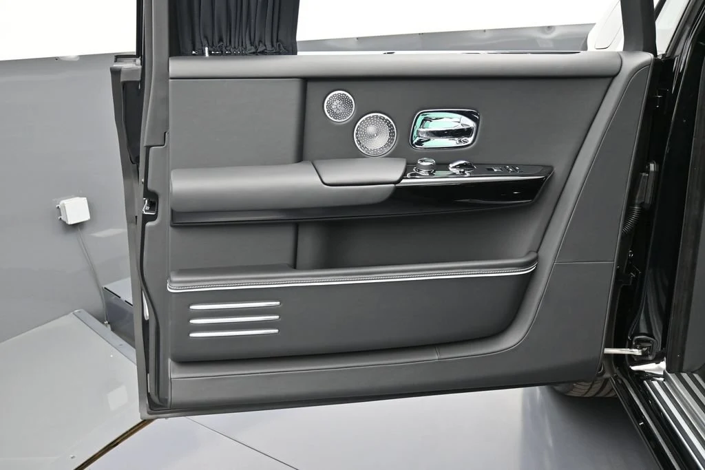 2027 Rolls-Royce Phantom Extended interior, door panel, Black