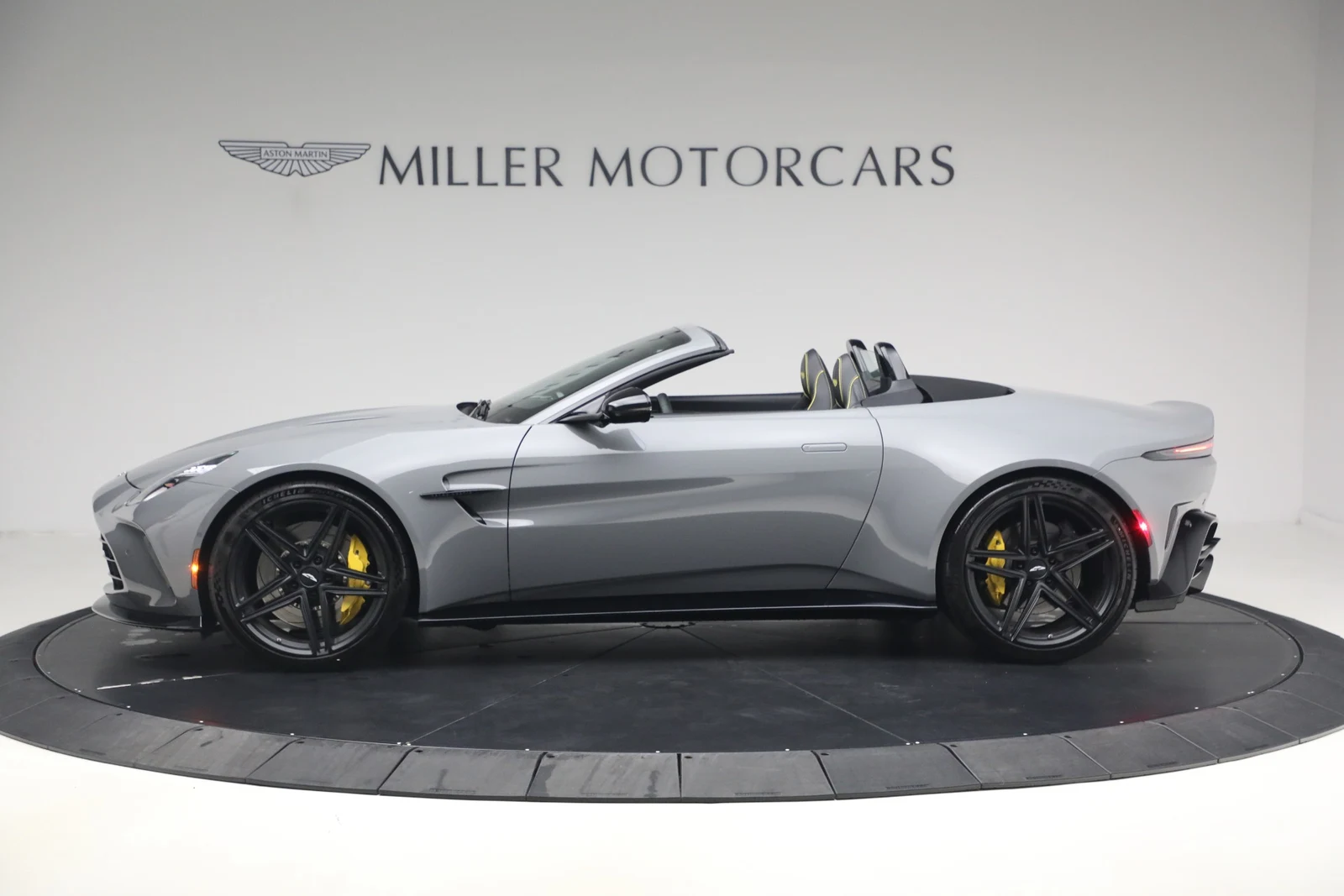 2026 Aston Martin Vantage Roadster (2024 Update), 3/20
