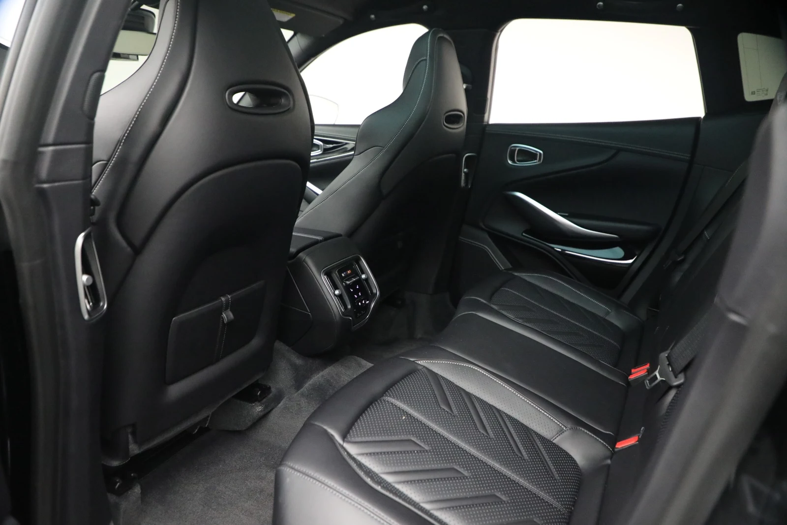 2026 Aston Martin DBX S, 14/20