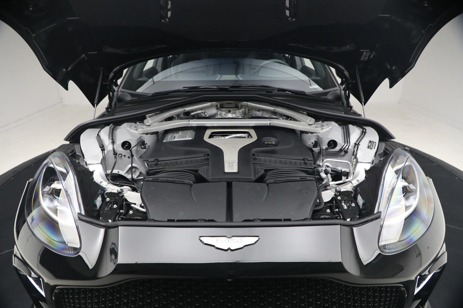 2026 Aston Martin DBX S, 18/20